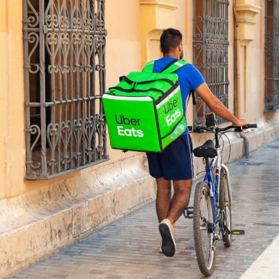 riders e nuovo ccnl, immagine in evidenza, fattorino di ubereats